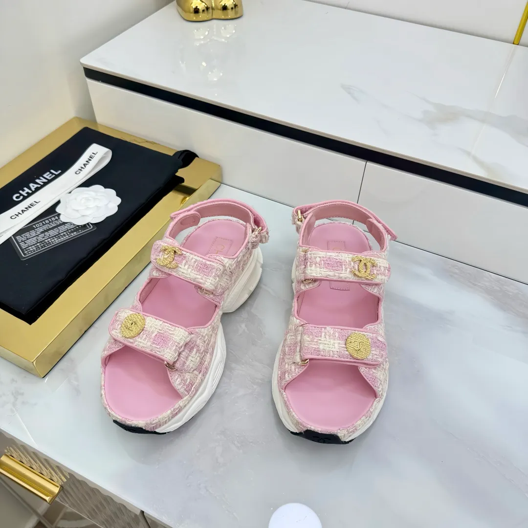 👟👟Ex-factory price 640👟👟 Top version... Chanel｜Chanel Xiaoxiang Velcro Beach Slippers Slippers Casual Beach Shoes 25ss Spring and Summer New Style! Beach shoes are a hit all over the internet! The latest model from the counter, I am still willing to buy it on my feet. It must be ranked among the most popular models. It is invincible in all seasons. Various bloggers and Internet celebrities can see the matching styles. Highly recommended. Pearlescent sheepskin upper, sheepskin lining, suede for feet. Original open-molded TPU outsole size: 35-40 (customized for 40 and 41). Full set of original packaging 👉 👉 👉